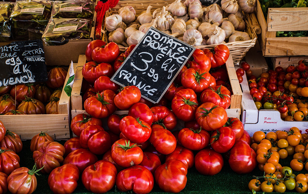 Bio-based alternatives to post-harvest fungicides-Image of produce at a market
